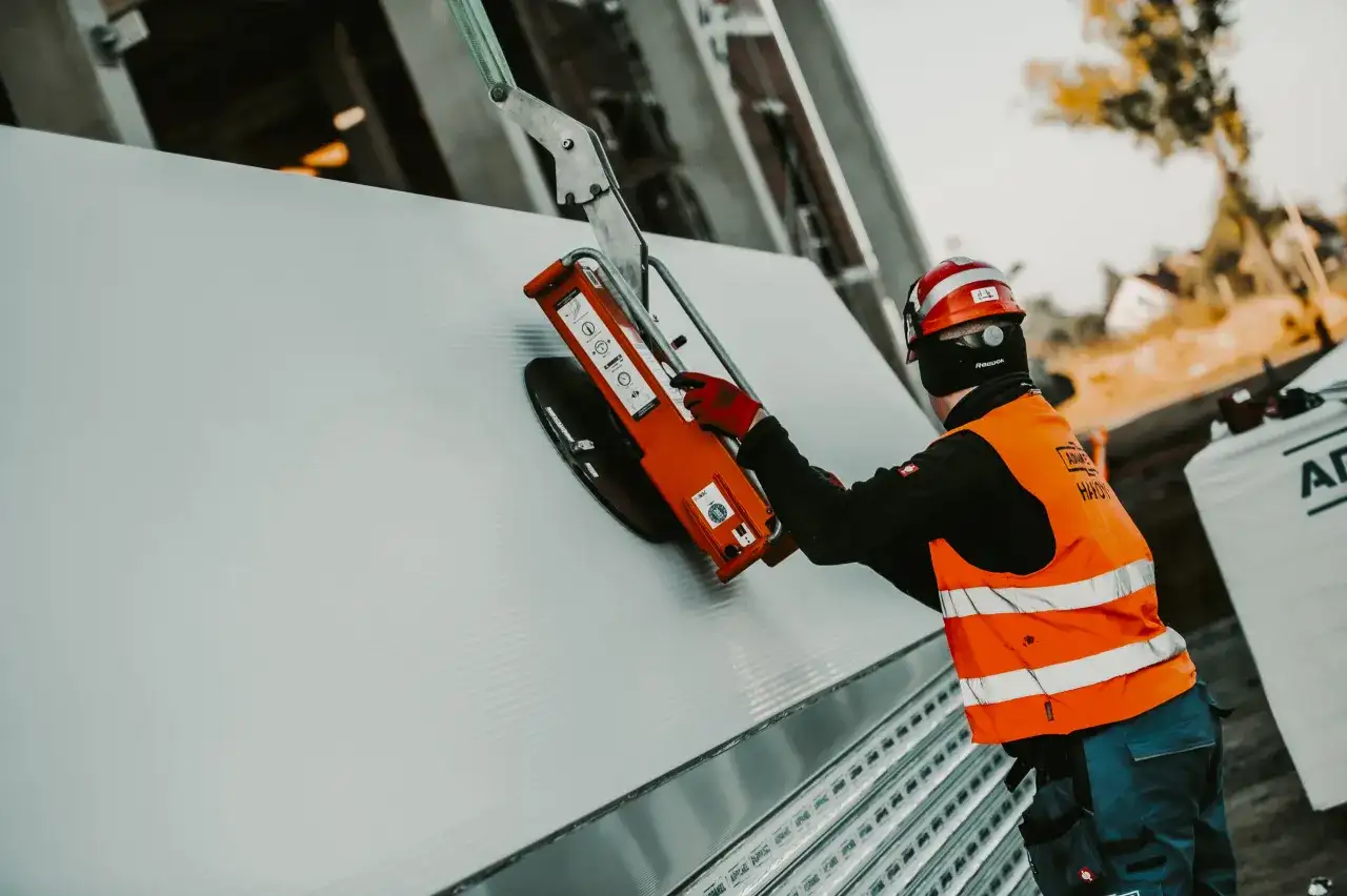 BHP podczas instalacji płyt warstwowych: Kluczowe zasady