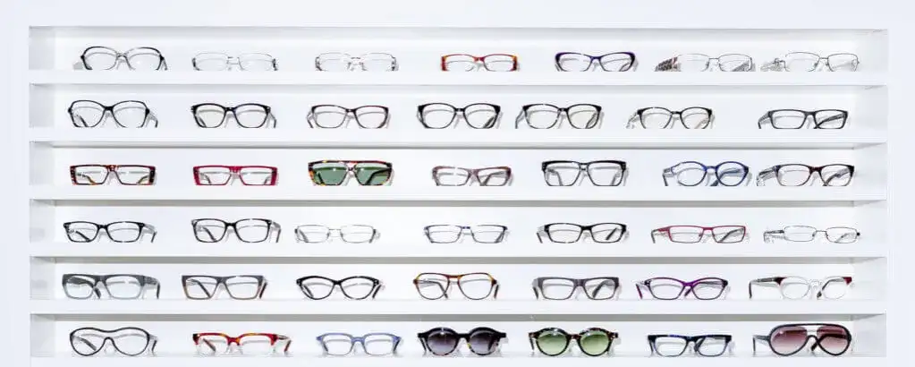 Ile kosztuje wymiana oprawek do okularów? Przegląd cen i materiałów