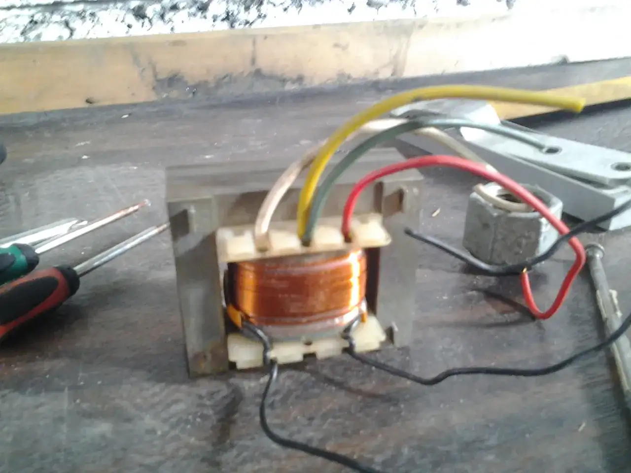 Jak podłączyć transformator? Prosty poradnik dla początkujących