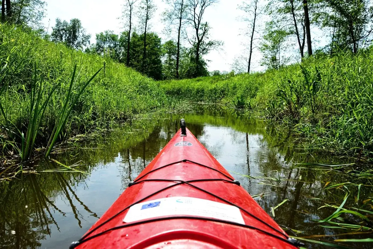 Najlepsze miejsca na kajaki w Mazowieckiem - odkryj ukryte trasy