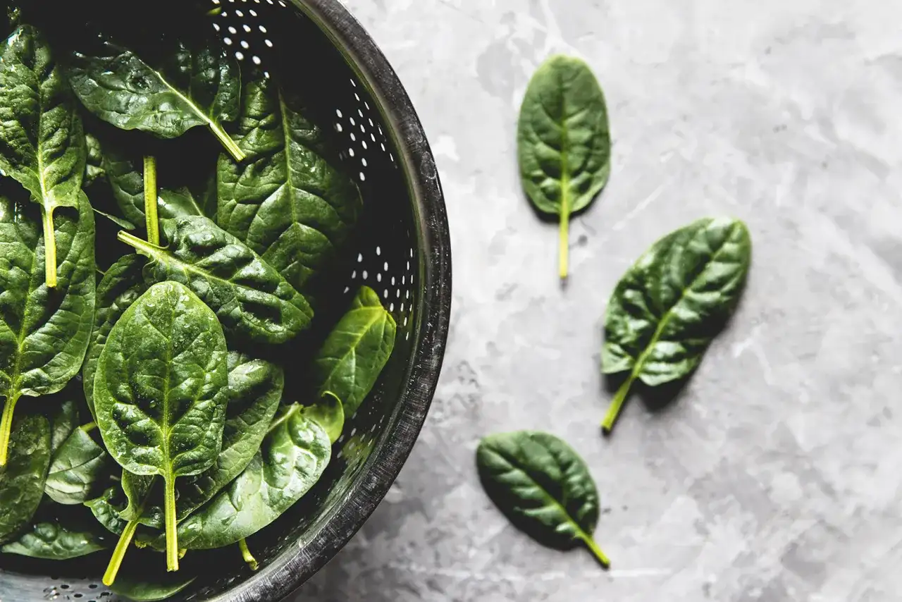 Czy można jeść szpinak podczas karmienia piersią? Uważaj na te zagrożenia!