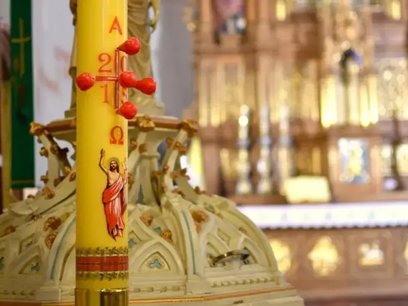 Co oznaczają symbole na paschale? Znaczenie i historia paschalnych znaków