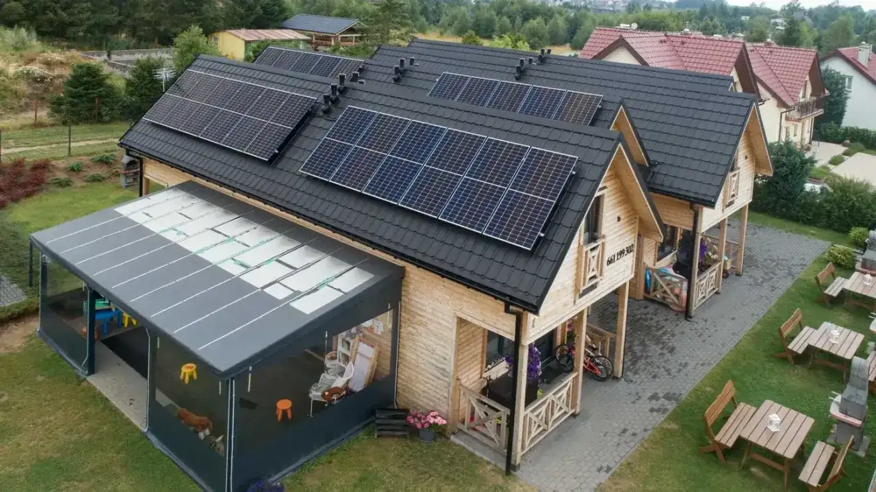 Fotowoltaika a domki drewniane – czy to możliwe?