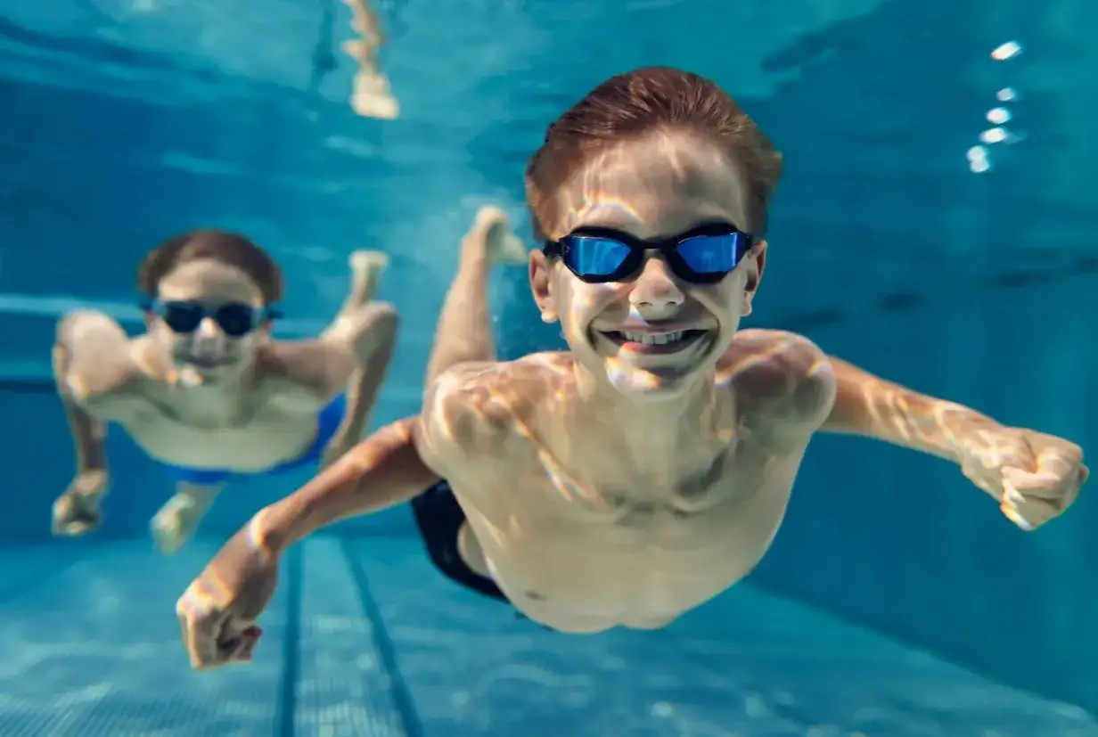 Wybór kąpielówek chłopięcych - kompleksowy przewodnik dla rodziców młodych pływaków