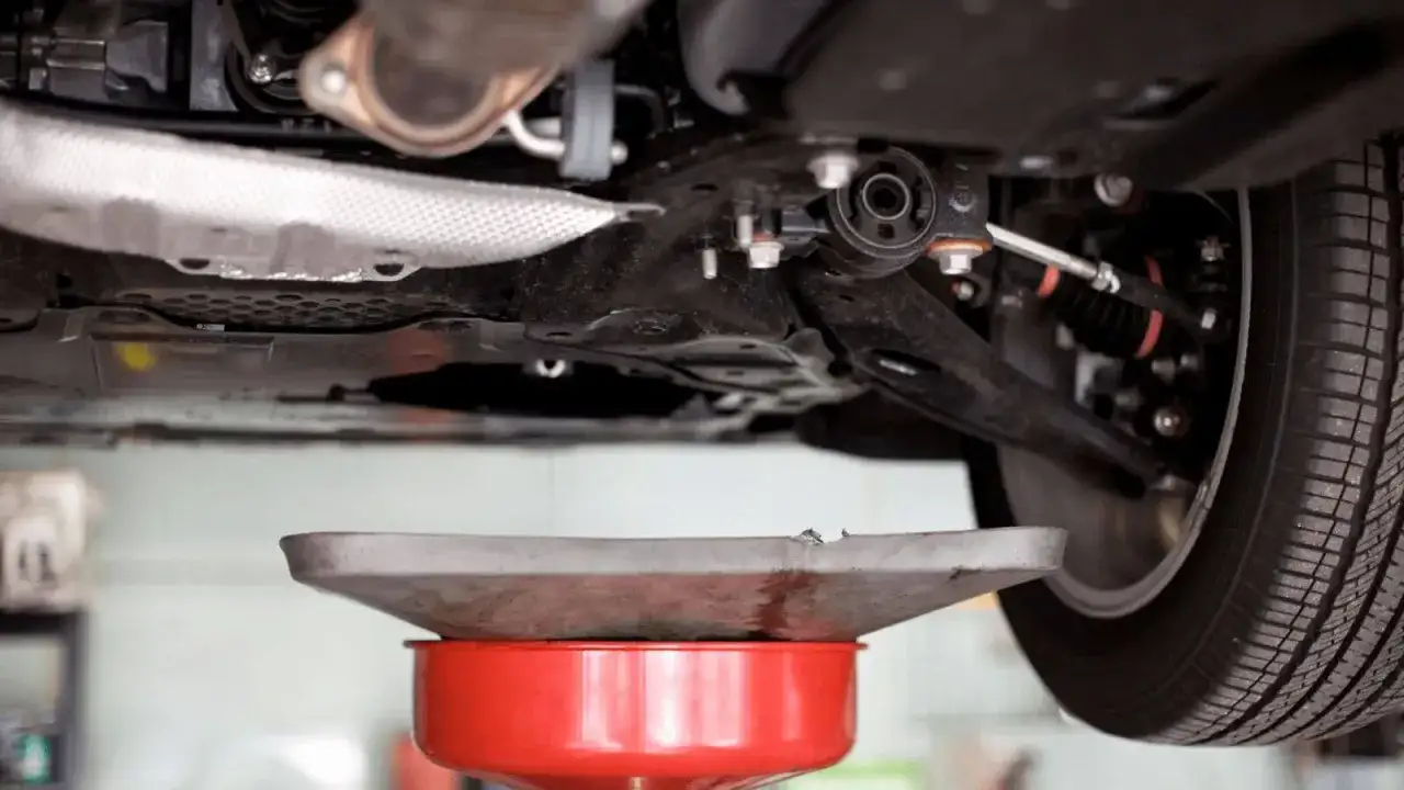 Jak wymienić olej bez kanału? Łatwa Metoda Wymiany Oleju w Aucie