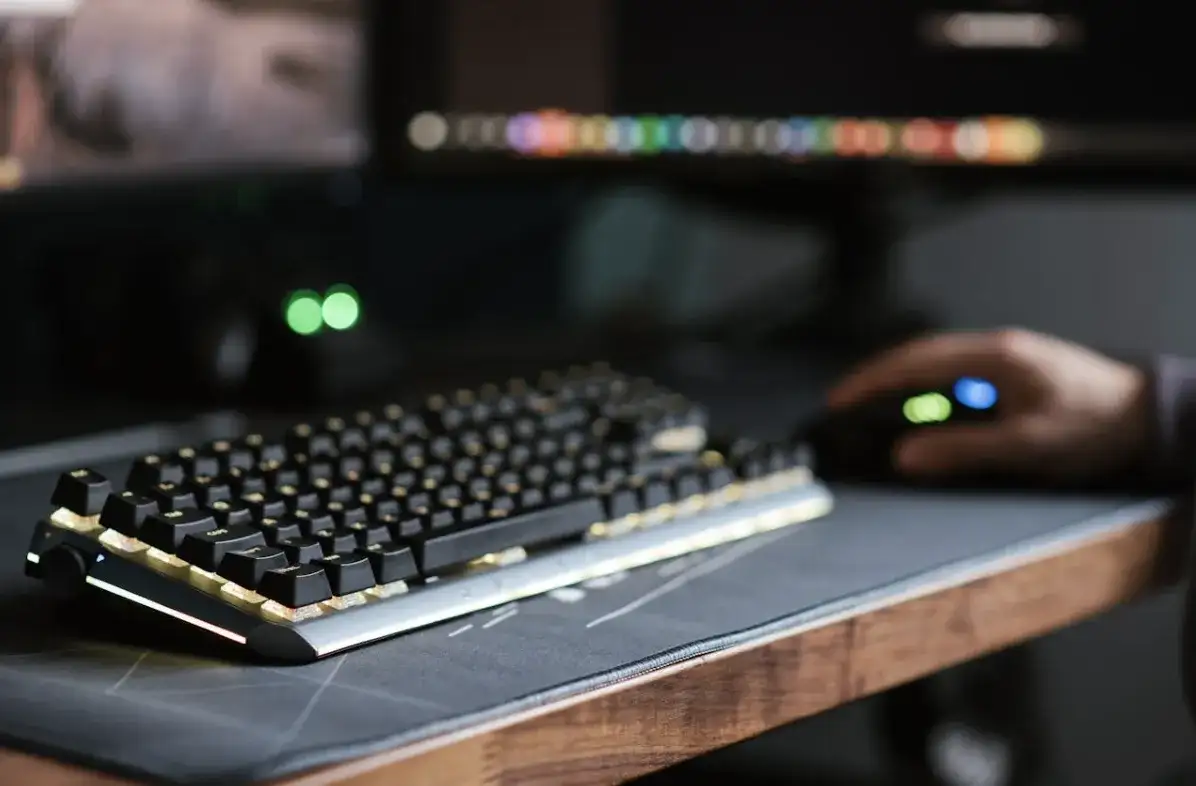 Jakie powinno być biurko gamingowe? Wyjaśniamy