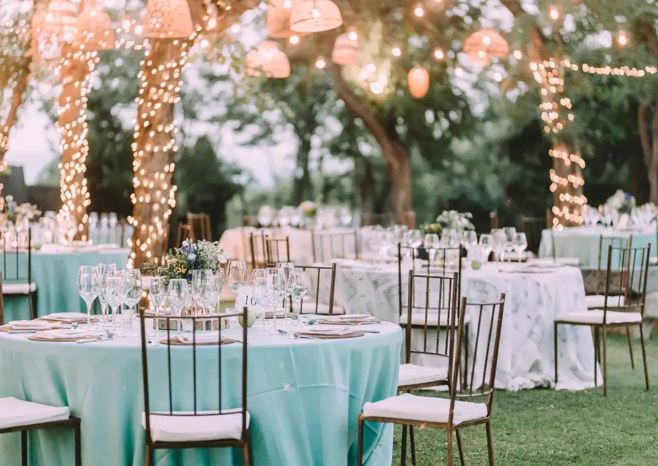 Jak połączyć styl glamour z rustykalnym - efektowne pomysły na aranżację wnętrz