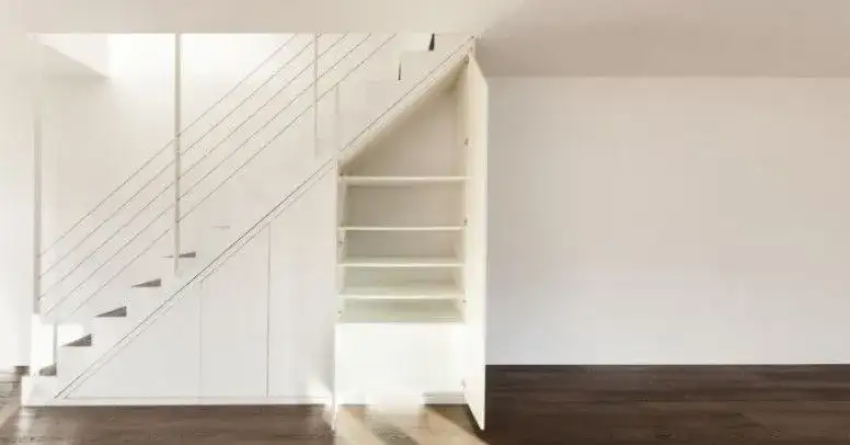 Jak zrobić szafki pod schodami - proste sposoby na wykorzystanie przestrzeni