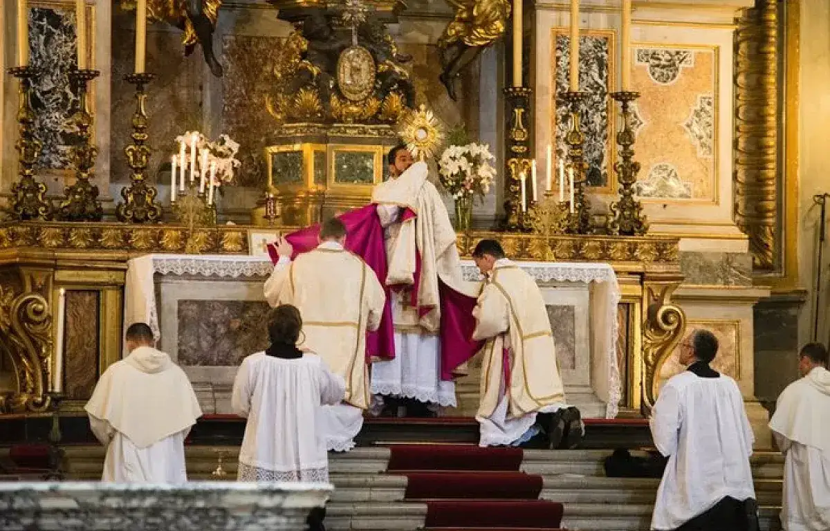 Jakie modlitwy podczas adoracji? Odkryj ich moc i znaczenie