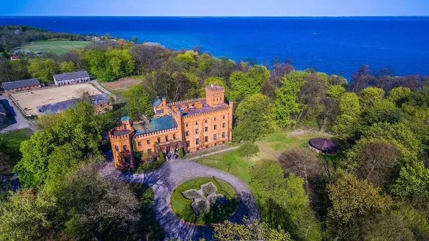 Pałac w Rzucewie na sprzedaż: Cena, stan i potencjał inwestycyjny