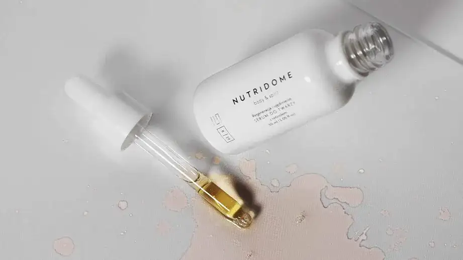 Czy po serum z retinolem nakładać krem? Kluczowe zasady pielęgnacji skóry