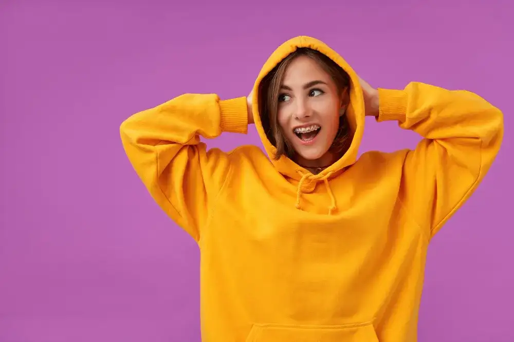 Dlaczego dziewczyny chcą bluzy – emocjonalne powody tego zjawiska