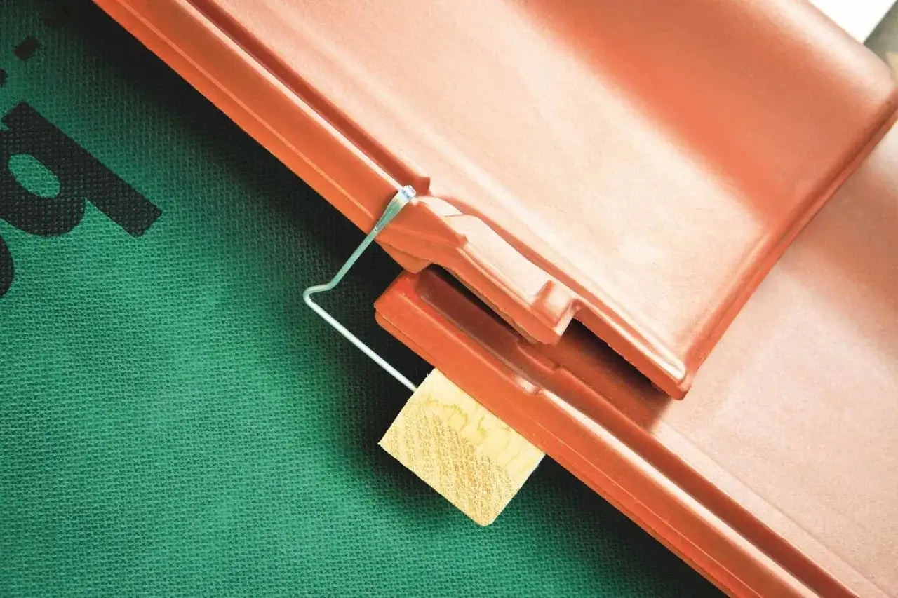 Spinki do dachówki: klucz do trwałego i bezpiecznego dachu