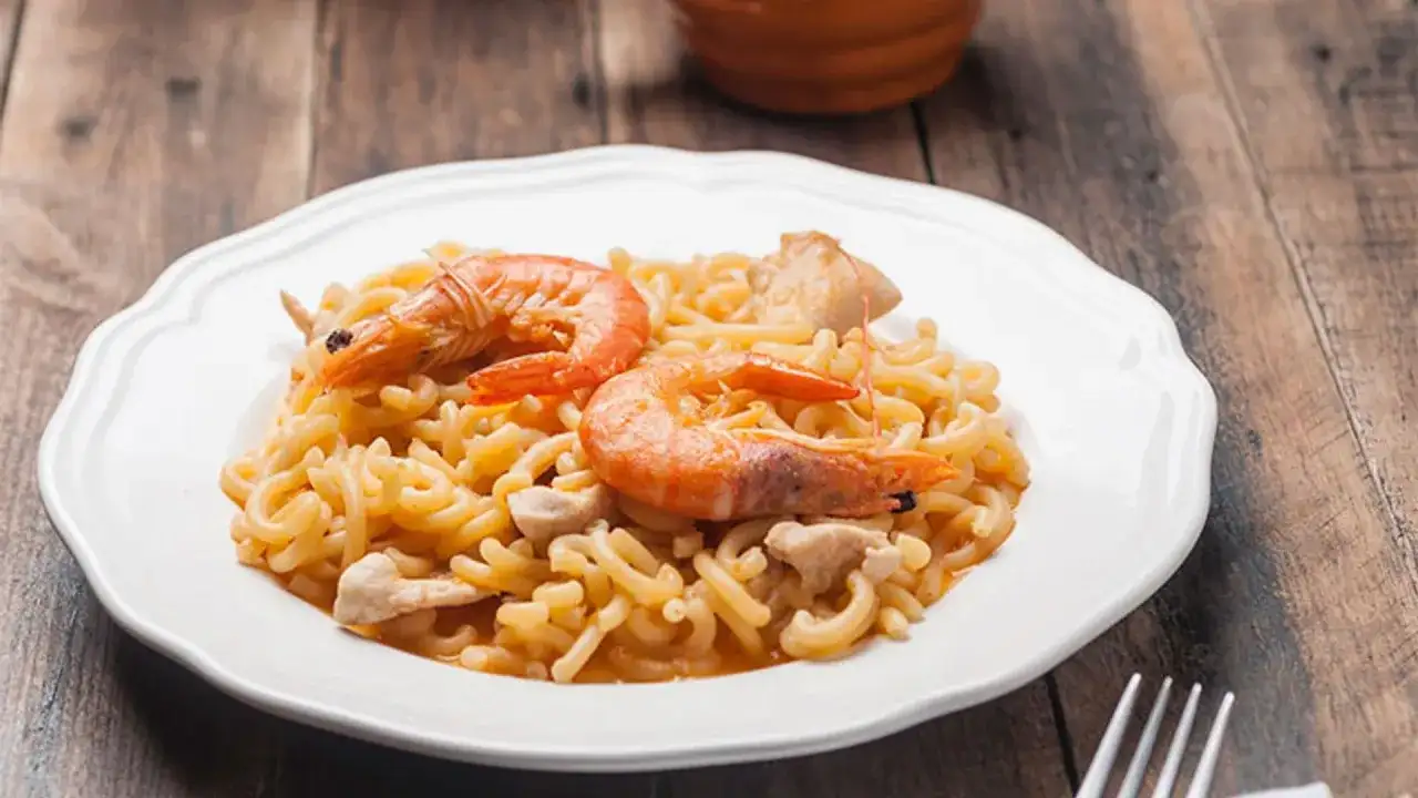 Fideuá de pollo y gambas: receta fácil que no puedes perderte
