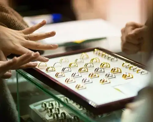 Kiedy obrączki są najtańsze? Sekrety zakupu w niższych cenach