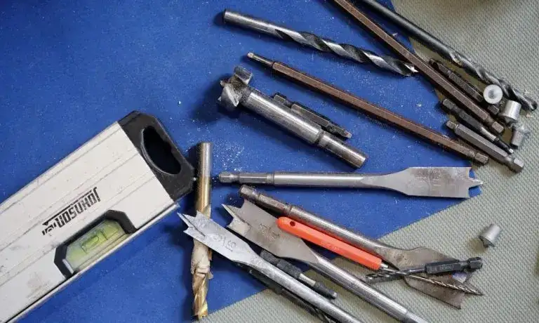 Jak wyciągnąć wiertło z wiertarki bez uszkodzeń i frustracji