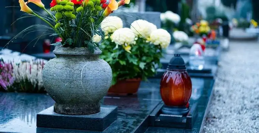 Czym się różni cmentarz komunalny od parafialnego? Kluczowe różnice