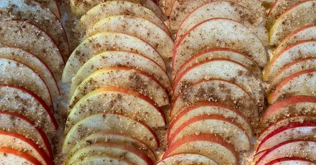 Czy ciasto salceson z jabłkami i cynamonem to idealny deser na każdą okazję?