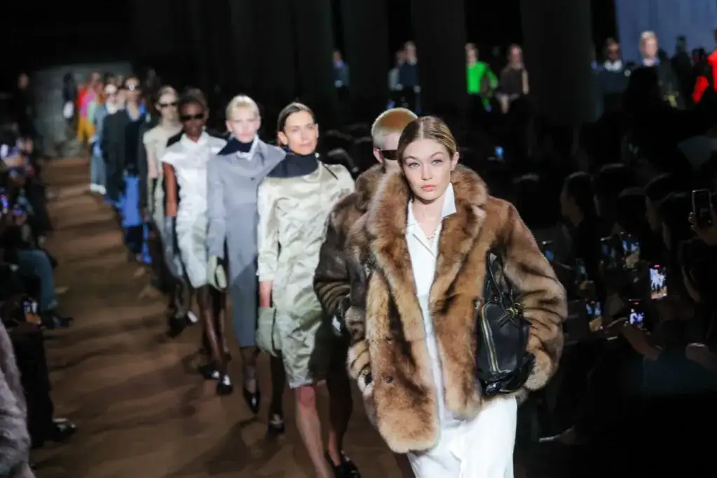 Jak się modnie ubierać zimą: sekrety stylowych i ciepłych outfitów