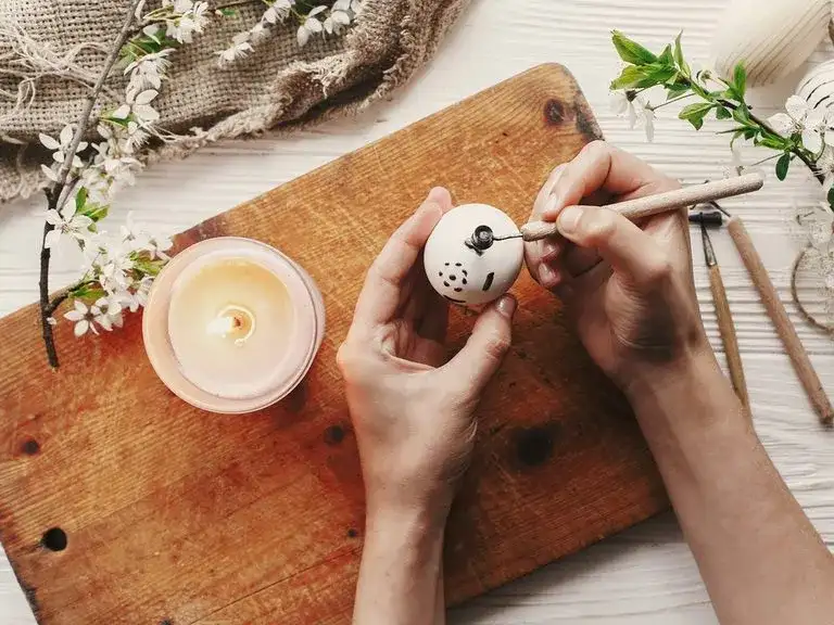 Jak malować pisanki woskiem - proste techniki i materiały, które musisz znać