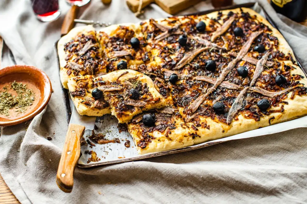 Pissaladière: odkryj tajemnice tej pysznej prowansalskiej tarty