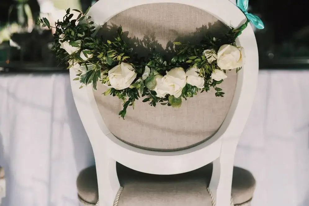 Jak ubrać krzesło komunijne, aby zachwycić gości i stworzyć atmosferę