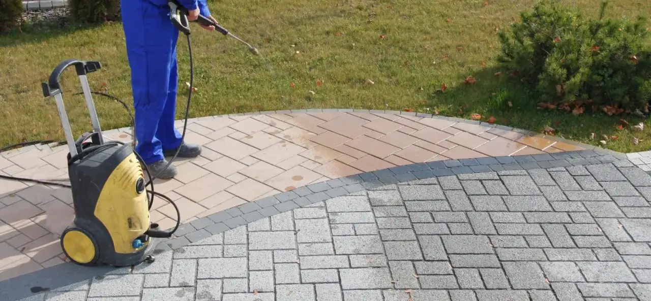 Skuteczne sposoby na czyszczenie kostki brukowej z mchu bez wysiłku