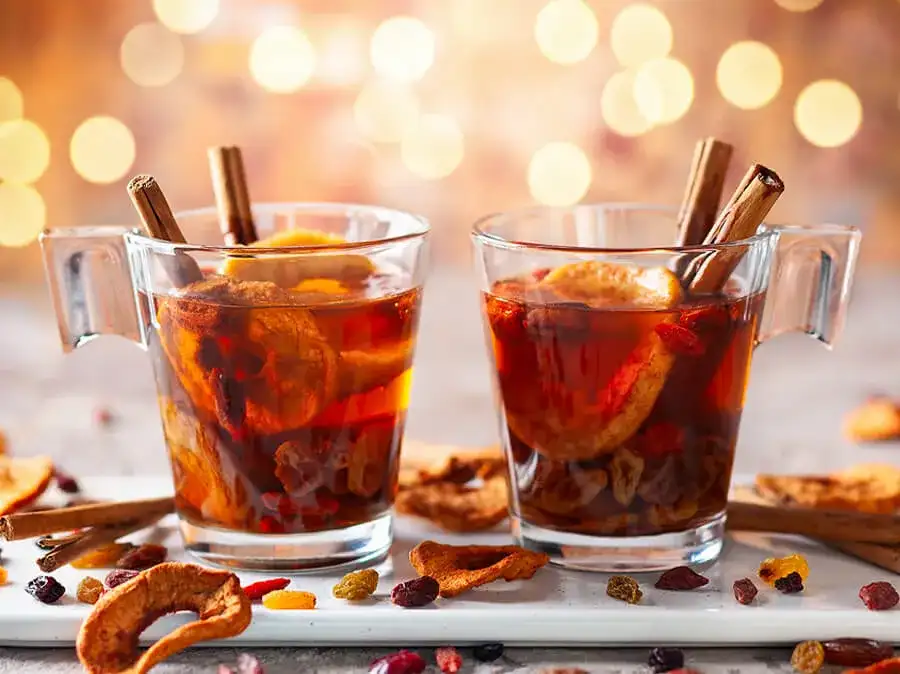 Jak zrobić rozgrzewającą herbatę korzenną: 3 najlepsze przepisy domowe