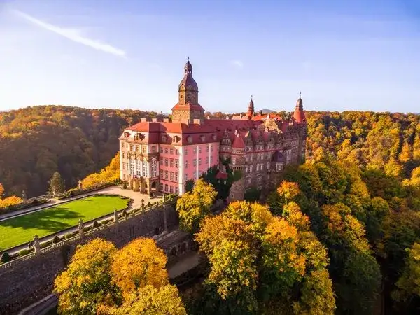 Gdzie zjeść w pobliżu Zamku Książ? Odkryj najlepsze restauracje
