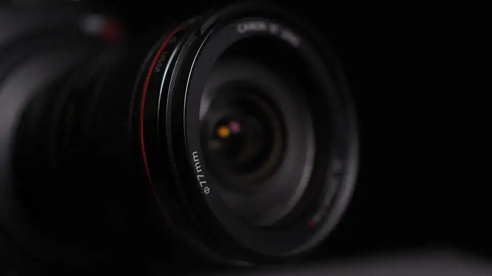 Obiektyw stałoogniskowy do czego służy? Odkryj jego zalety i zastosowania