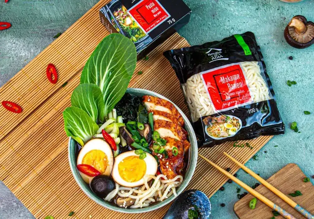 Pyszny ramen drobiowy: proste przepisy na domowe danie z kurczakiem