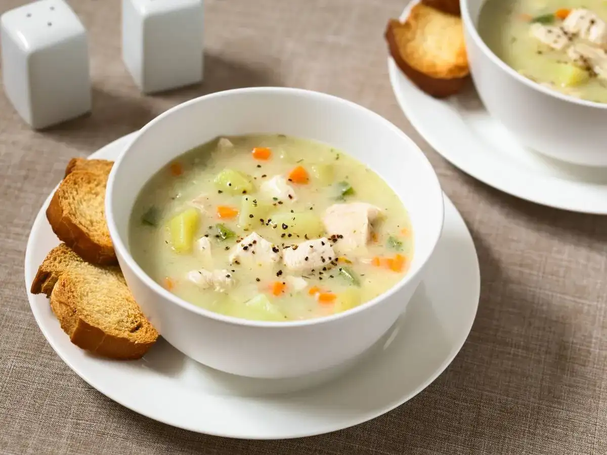 Jak dodać śmietanę do zupy bez ryzyka zwarzenia - sprawdzone sposoby