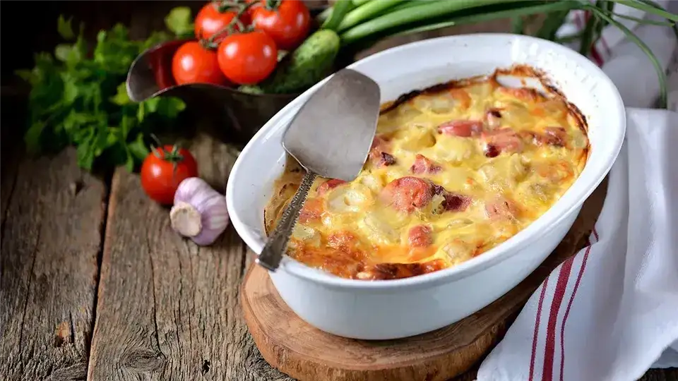 Pyszna zapiekanka z kiełbasą, ziemniakami i cebulą – prosty przepis