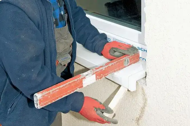 Jaki spadek na parapetach zewnętrznych zapobiega zaleganiu wody? Praktyczne porady