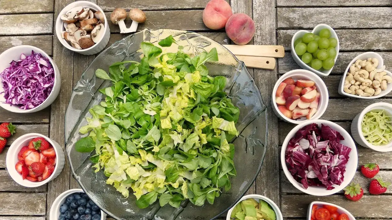 Co jeść dla zdrowych jelit? Najlepsze pokarmy na poprawę trawienia