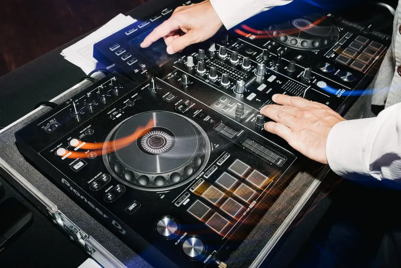 DJ czy orkiestra na wesele - wszystko co musisz wiedzieć przed wyborem