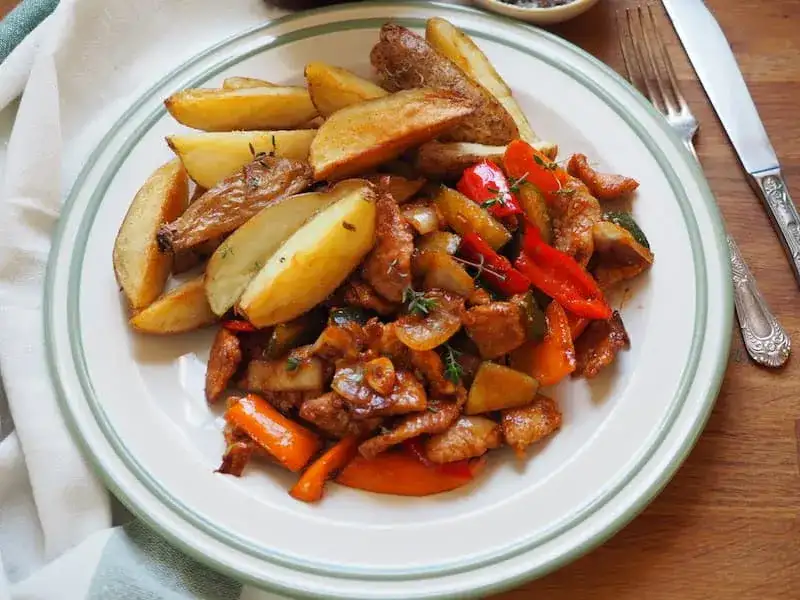 Pyszna wieprzowina z warzywami - proste przepisy na każdy dzień
