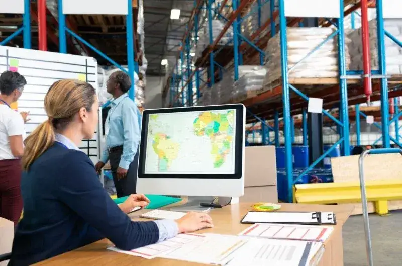 Ile zarabia spedytor krajowy? Zaskakujące fakty o pensjach w branży