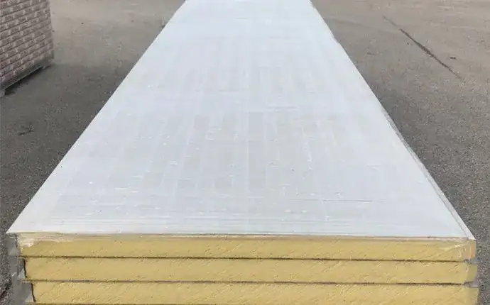 Toiture en panneaux sandwich : avantages, coûts et conseils d'installation