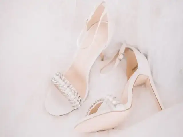 Jakie buty do sukni ecru wybrać, by stylizacja była idealna? Praktyczne porady