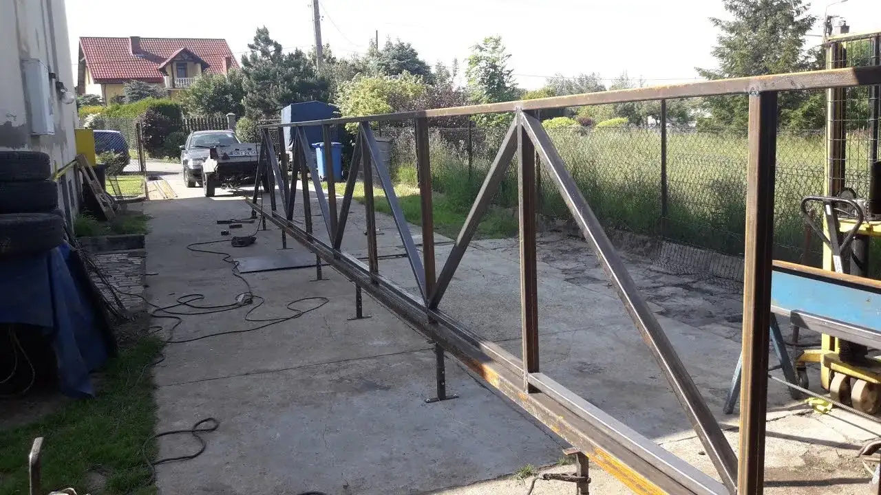 Jak zrobić bramę przesuwna podwieszana - krok po kroku bez problemów