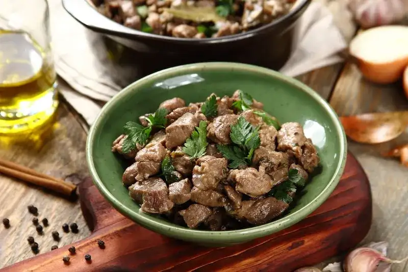 Jak przyrządzić jagnięcinę duszoną, aby zachwycić smakiem i aromatem