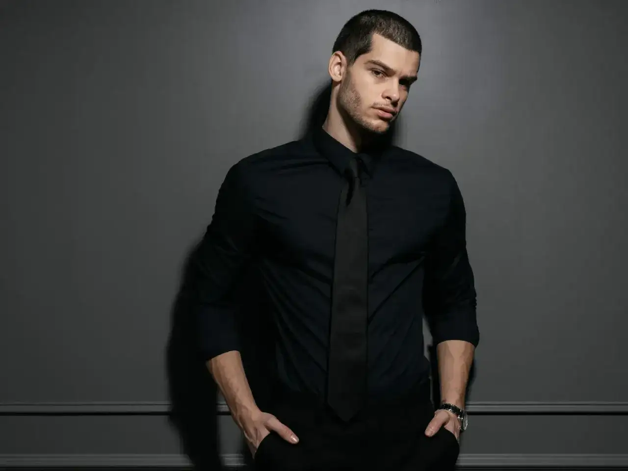 Jakie krawaty do czarnej koszuli wybrać - poznaj opinie i porady ekspertów