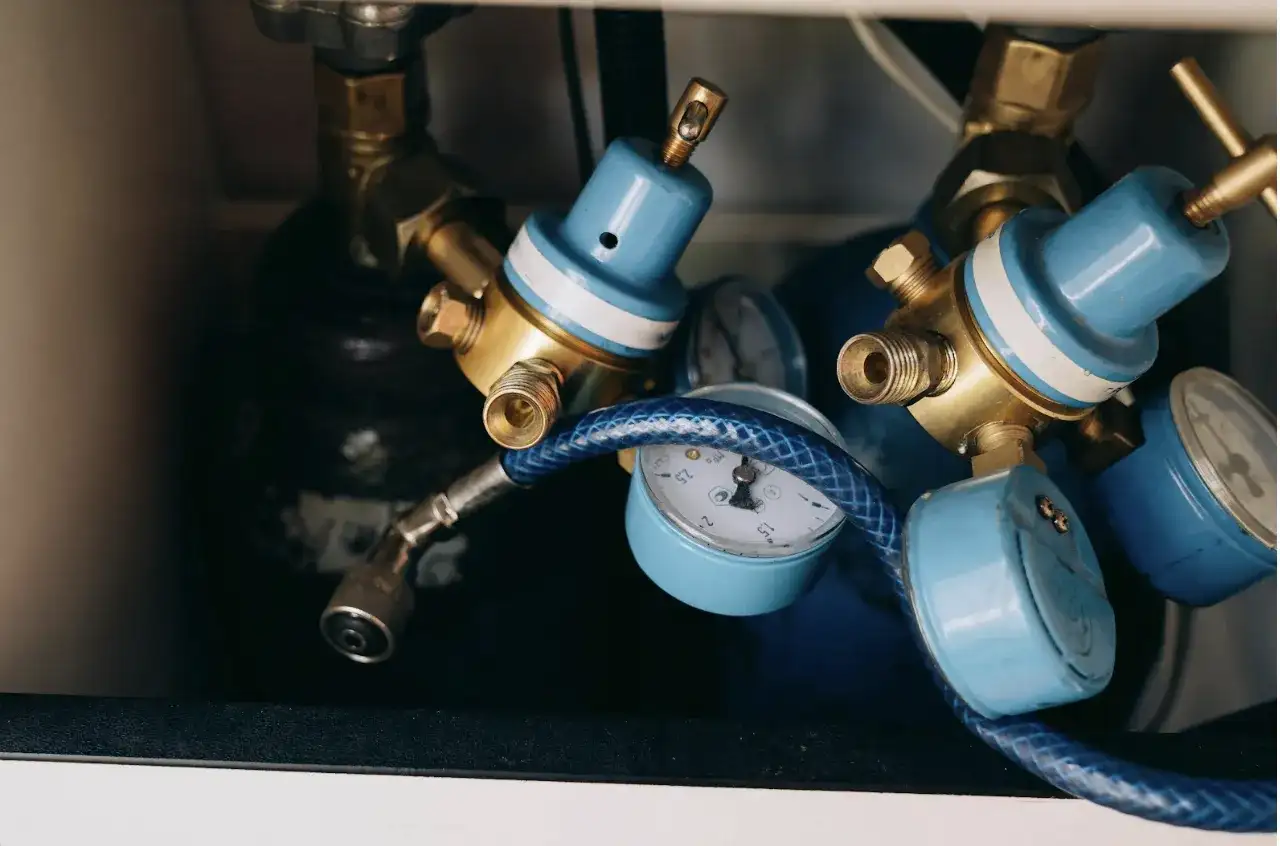 Jak dobrać armaturę przemysłową do instalacji wysokociśnieniowych — praktyczny przewodnik