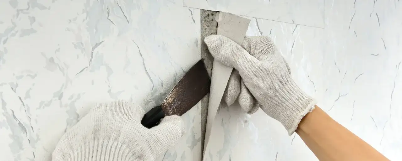 Jak skutecznie usunąć starą tapetę bez uszkodzenia ścian – sprawdzone metody