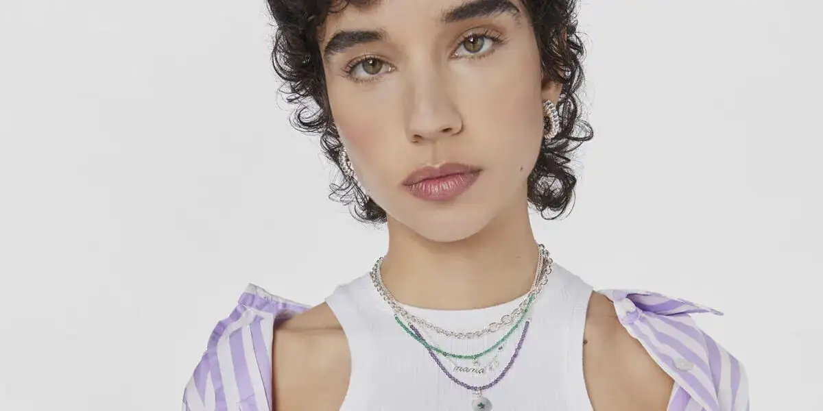 Jaki naszyjnik wybrać do dekoltu w serek, aby wyglądać świetnie?