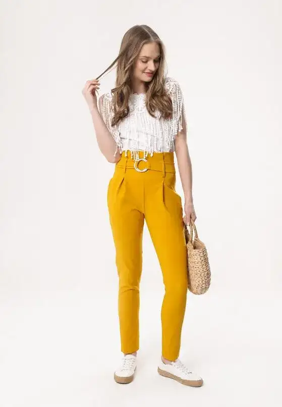Jak nosić żółte spodnie? Modne stylizacje na każdą okazję i porady stylistów