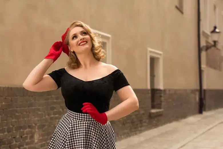 Jak uszyć sukienkę w stylu lat 50 - prosty poradnik krok po kroku dla każdego