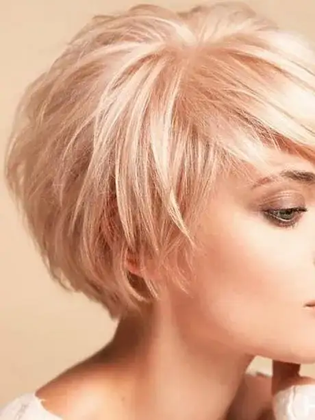 Najlepsze fryzury do owalnej twarzy damskiej - porady stylistów