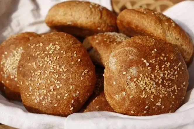 Jak zrobić domowe bułki orkiszowe bez drożdży - prosty przepis krok po kroku